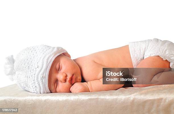 Спящая Новорожденный Ребенок Девочка В Белой Шляпе Носить Подгузник — стоковые фотографии и другие картинки 0-1 месяц