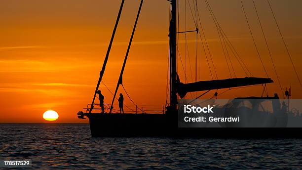 Photo libre de droit de Yacht Voile Contre Le Coucher Du Soleil banque d'images et plus d'images libres de droit de Coucher de soleil - Coucher de soleil, Destination de voyage, Horizontal