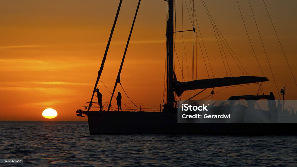 Iate de vela contra o pôr do sol - Foto de stock de Ancorado royalty-free