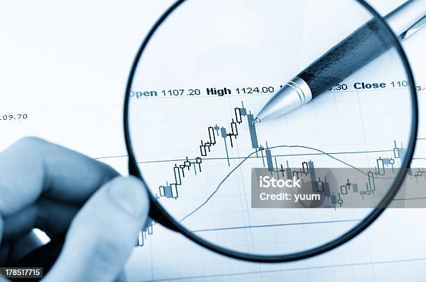 Analizar El Mercado De Stock Foto de stock y más banco de imágenes de Analizar - Analizar, Datos, Diagrama