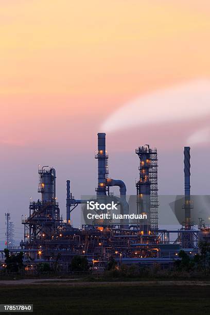 Foto de Refinaria De Petróleo No Crepúsculo e mais fotos de stock de Abastecer - Abastecer, Aço, Calor