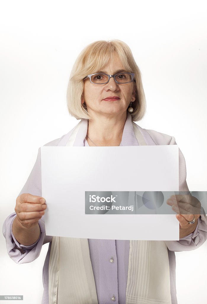 Edad mujer agarrando cartón blanco - Foto de stock de 55-59 años libre de derechos