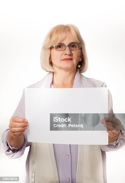 Edad Mujer Agarrando Cartón Blanco Foto de stock y más banco de imágenes de 55-59 años - 55-59 años, 60-69 años, Adulto