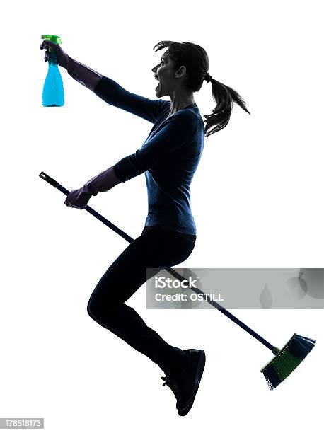 Kobieta Dziewczyna Praca Domowa Flying Broom Sylwetka - zdjęcia stockowe i więcej obrazów Czarownica