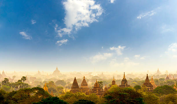 buddismo antichi templi di coprire con tempesta di polvere di bagan myanmar - yangon foto e immagini stock