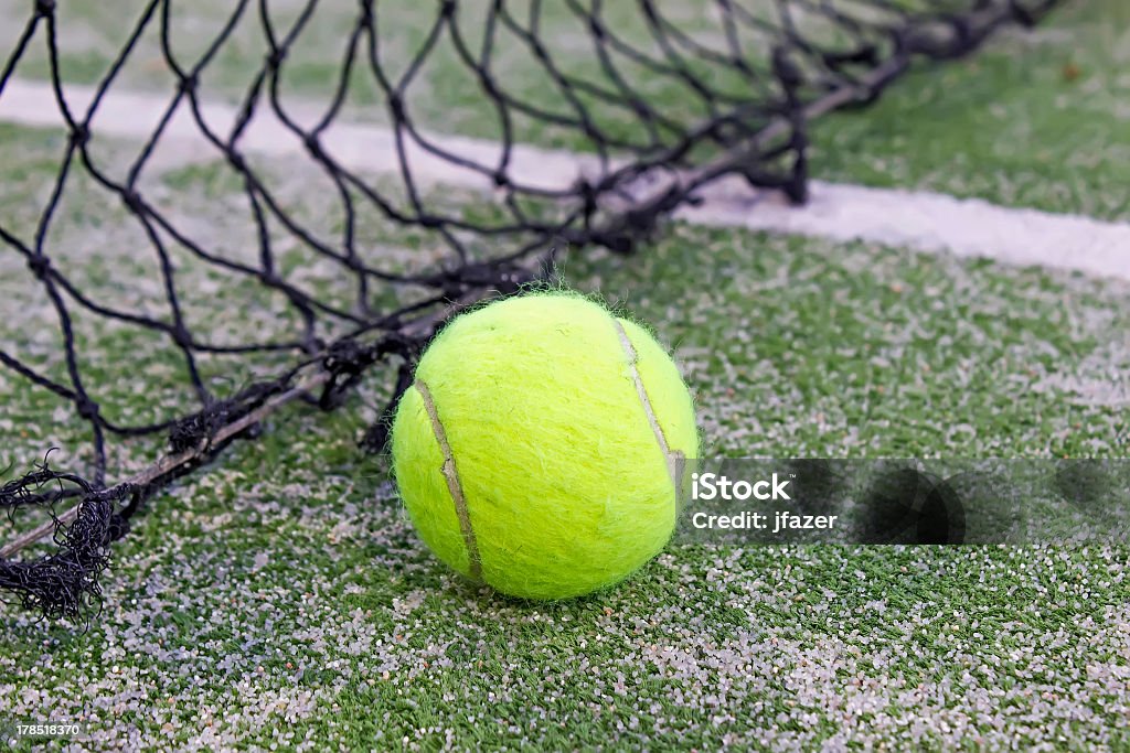 Tennis e Racchetta con palla ed elastico - Foto stock royalty-free di Colore verde