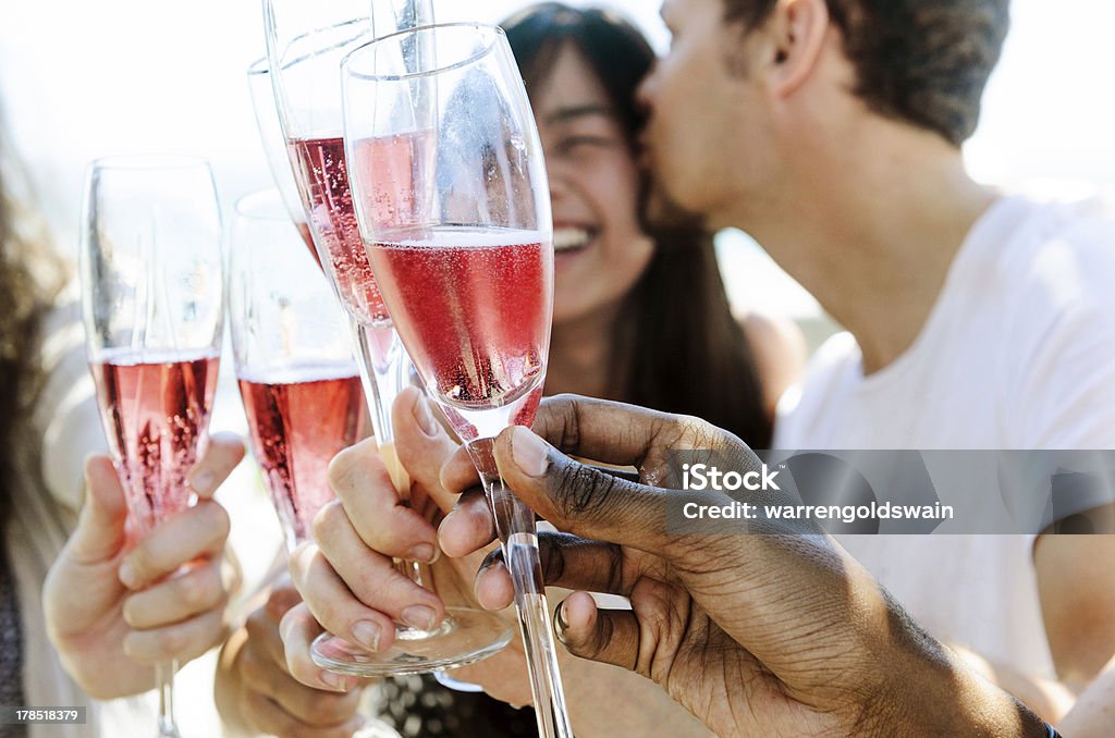Sonriendo amigos para celebrar una ocasión especial con bebidas - Foto de stock de Champán libre de derechos