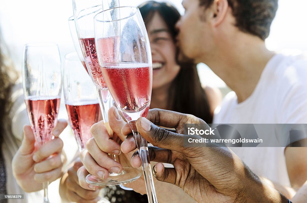 Souriant amis, célébrer une occasion spéciale avec boissons - Photo de Champagne libre de droits