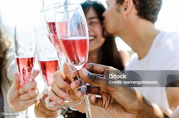 Photo libre de droit de Souriant Amis Célébrer Une Occasion Spéciale Avec Boissons banque d'images et plus d'images libres de droit de Champagne