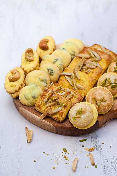 Verschiedene persische cookies in hölzerne Tafel. – Foto