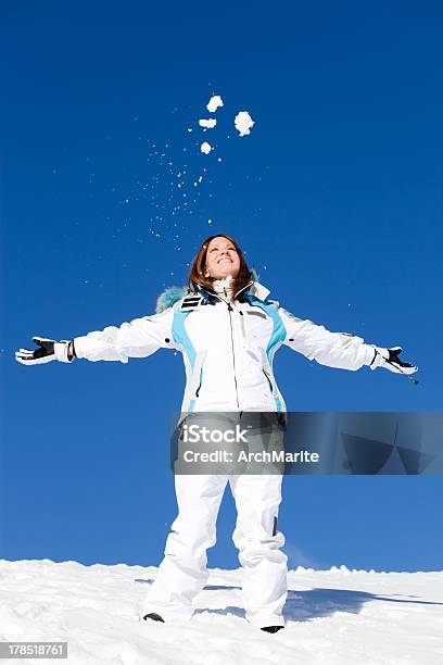 Jugando Con La Nieve Foto de stock y más banco de imágenes de Abrigo de invierno - Abrigo de invierno, Actividad de fin de semana, Actividad después de esquiar