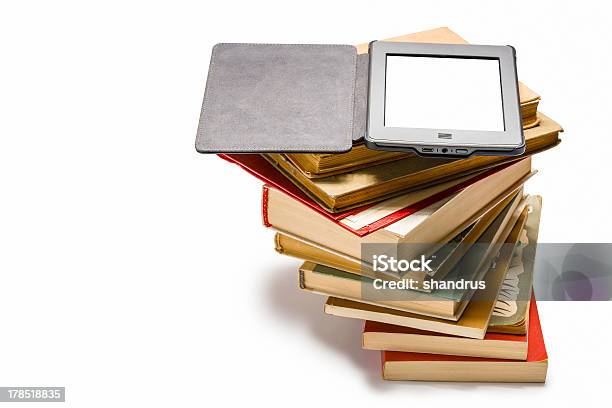 Ebook Sulla Pila Di Vecchi Libri - Fotografie stock e altre immagini di Ambientazione interna - Ambientazione interna, Attrezzatura, Attrezzatura informatica