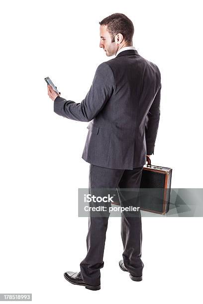 Biznesmen Z Smartphone - zdjęcia stockowe i więcej obrazów Mężczyźni - Mężczyźni, Smartfon, Zginać się do tyłu