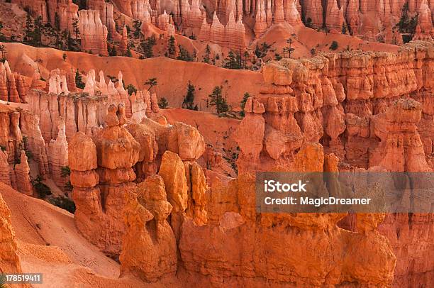 Bryce Canyon Bei Sonnenaufgang Stockfoto und mehr Bilder von Amphitheater - Amphitheater, Bryce Canyon-Nationalpark, Bryce-Canyon