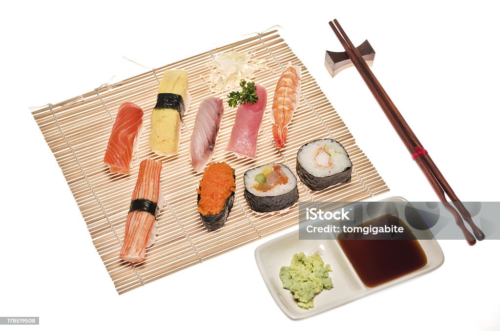 Variedade de sushi japonês tradicional - Foto de stock de Almoço royalty-free