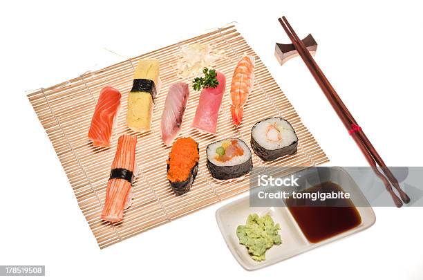 Foto de Variedade De Sushi Japonês Tradicional e mais fotos de stock de Almoço - Almoço, Branco, Comida