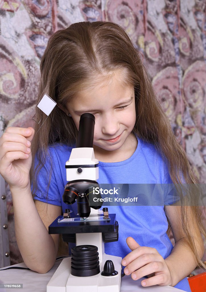 여자아이 루킹 통해 현미경 - 로열티 프리 STEM-주제 스톡 사진