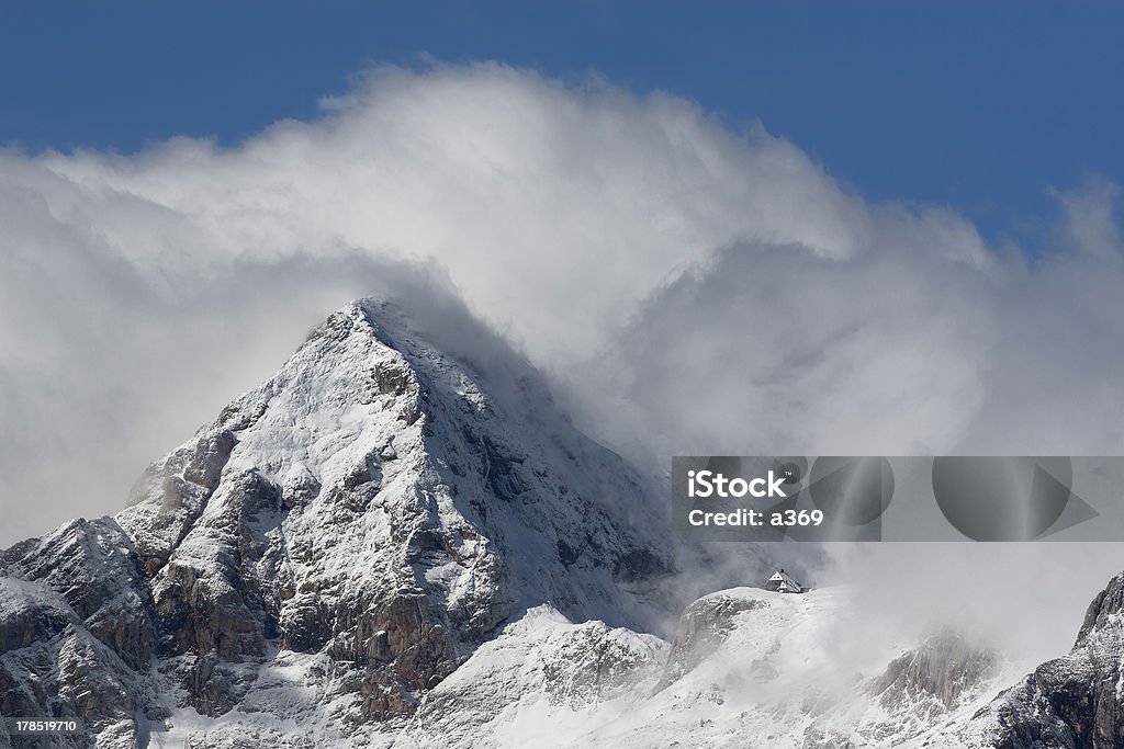 Acceso a las montañas en las nubes - Foto de stock de Aire libre libre de derechos
