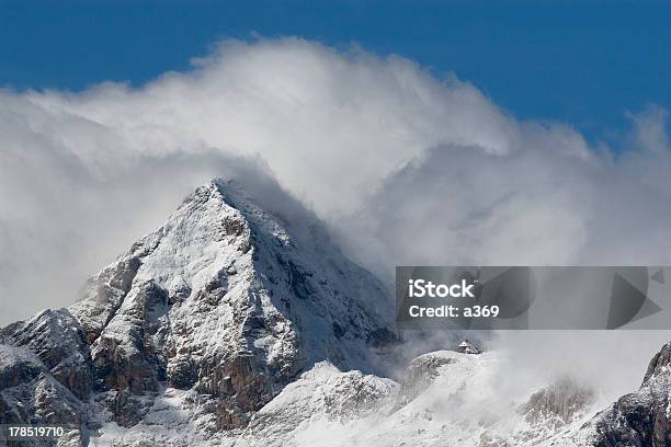 Acceso A Las Montañas En Las Nubes Foto de stock y más banco de imágenes de Aire libre - Aire libre, Alpes Europeos, Alto - Descripción física