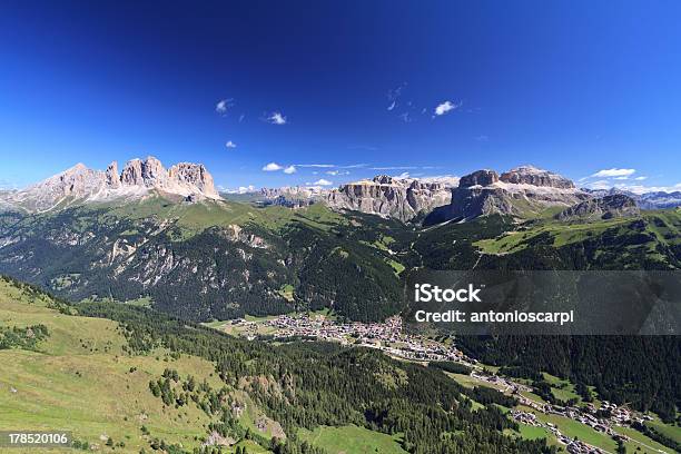 Canazei E Vale De Fassa - Fotografias de stock e mais imagens de Alpes Europeus - Alpes Europeus, Alto - Descrição Física, Alto Adige