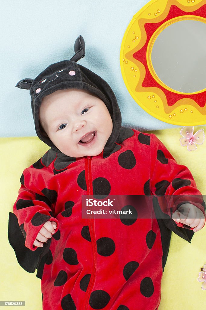 Joli bébé fille, habillé en costume de coccinelle - Photo de Costume de déguisement libre de droits