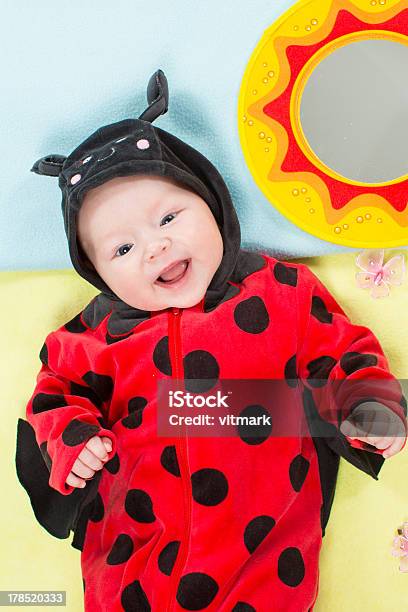 Photo libre de droit de Joli Bébé Fille Habillé En Costume De Coccinelle banque d'images et plus d'images libres de droit de Costume de déguisement - Costume de déguisement, Halloween, Nouveau-né