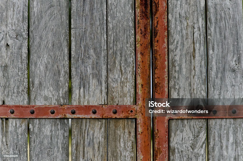 Textura de madeira velha e rusty portão de metal - Foto de stock de Aço royalty-free