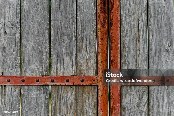 Foto de Textura De Madeira Velha E Rusty Portão De Metal e mais fotos de stock de Aço - Aço, Celeiro, Cena Rural