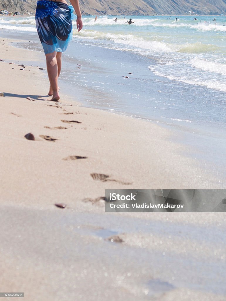 Kobieta spaceru na plaży - Zbiór zdjęć royalty-free (Czynność)