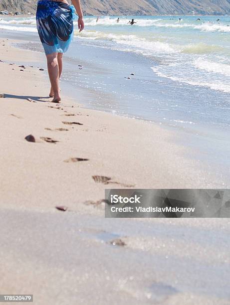 Kobieta Spaceru Na Plaży - zdjęcia stockowe i więcej obrazów Czynność - Czynność, Część, Dorosły