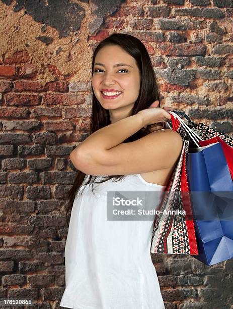ショッピング笑顔の女性 - カラフルのストックフォトや画像を多数ご用意 - カラフル, セール, バッグ