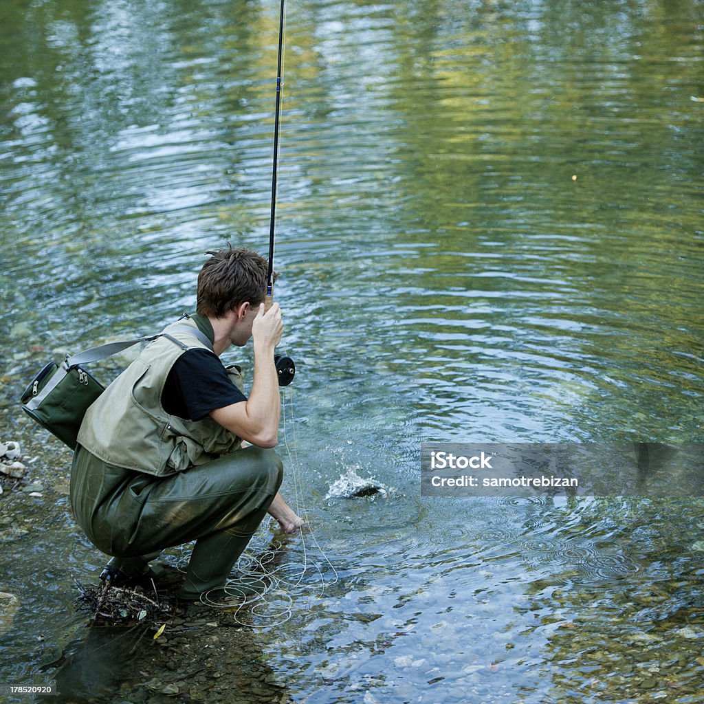 fisherman pesca em um rio - Foto de stock de Adulto royalty-free