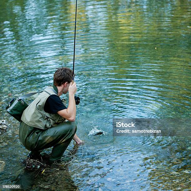 Foto de Fisherman Pesca Em Um Rio e mais fotos de stock de Adulto - Adulto, Atividade, Bota