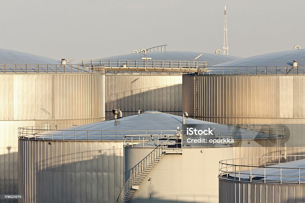 Tanques de armazenamento de óleo - Foto de stock de Abastecer royalty-free