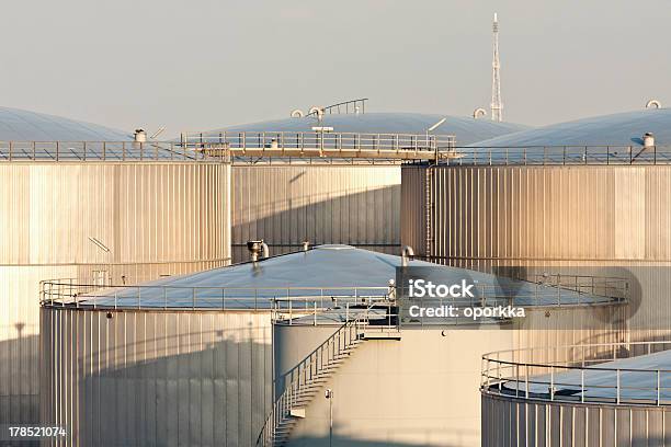 Foto de Tanques De Armazenamento De Óleo e mais fotos de stock de Abastecer - Abastecer, Ação Climática, Biocombustível