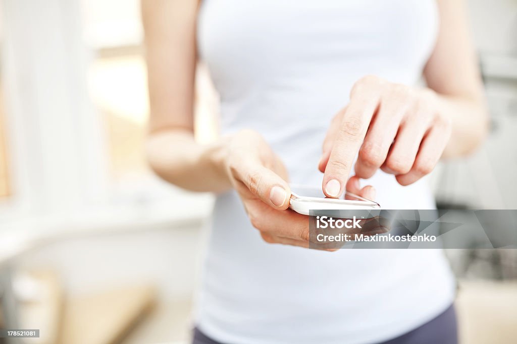 Close-up de uma mulher usando telefone celular inteligente - Foto de stock de Adulto royalty-free