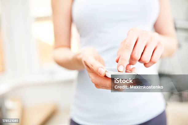 Foto de Closeup De Uma Mulher Usando Telefone Celular Inteligente e mais fotos de stock de Adulto