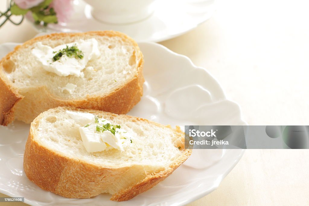 Crema di formaggio sul pane francese - Foto stock royalty-free di Baguette