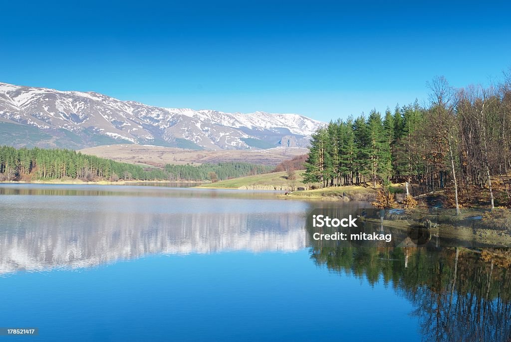 Lago de montaña - Foto de stock de Agua libre de derechos