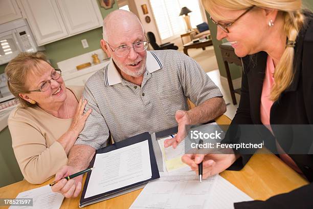 Senior Adulto Casal Passar Sobre Documentos Em Casa Com Agente - Fotografias de stock e mais imagens de 60-69 Anos