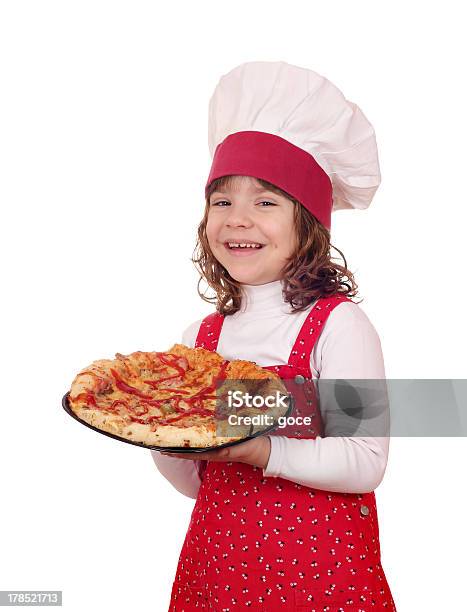 Foto de Menina Feliz Cozinhar Com Pizza No Branco e mais fotos de stock de Almoço - Almoço, Beleza, Chapéu