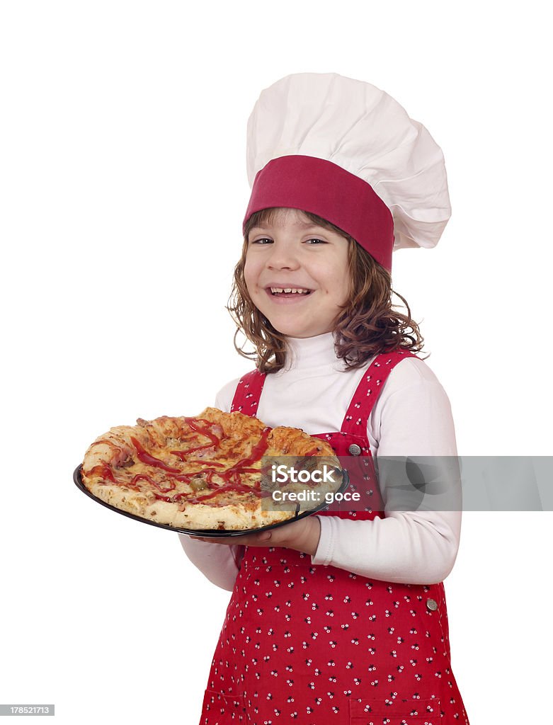 Счастливый Маленькая девочка Кук с Пицца на белом - Стоковые фото Вертикальный роялти-фри