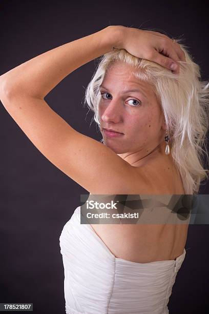 Wunderschöne Braut Stockfoto und mehr Bilder von Attraktive Frau - Attraktive Frau, Berühren, Blondes Haar