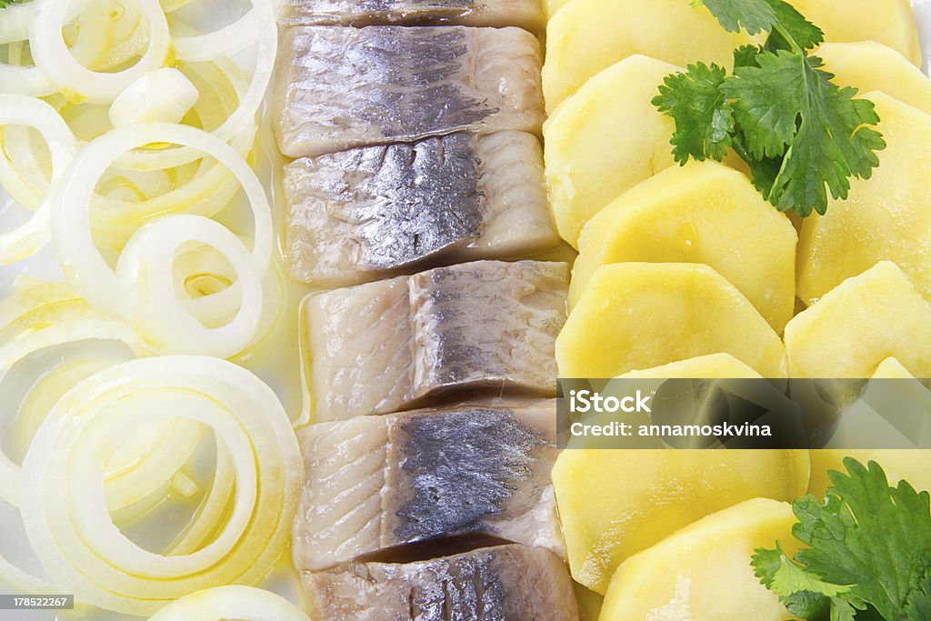 Parte de arenque filetes largos de pescado con papas y cebolla - Foto de stock de Alimento libre de derechos