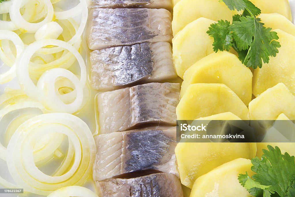 Partie des filets de poisson hareng avec des pommes de terre et oignons - Photo de Aliment libre de droits