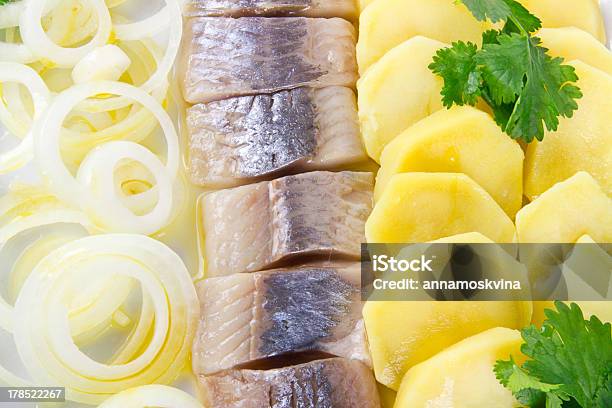 Photo libre de droit de Partie Des Filets De Poisson Hareng Avec Des Pommes De Terre Et Oignons banque d'images et plus d'images libres de droit de Aliment