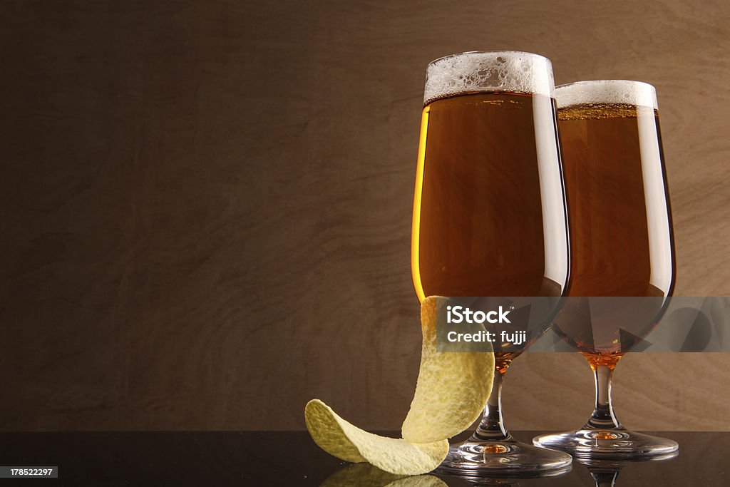 Deux verres avec des bières et des chips figurent - Photo de Alcool libre de droits