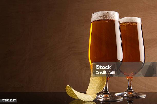 Photo libre de droit de Deux Verres Avec Des Bières Et Des Chips Figurent banque d'images et plus d'images libres de droit de Alcool - Alcool, Alcoolisme, Ambre