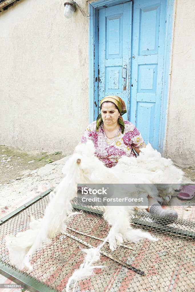 Женщина ослаблению шерсти с камнями stick - Стоковые фото Активный образ жизни роялти-фри