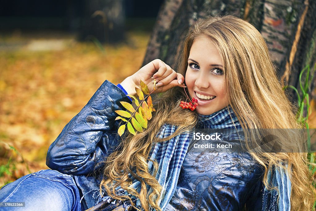 Женщина в Осенний Парк - Стоковые фото Взрослый роялти-фри